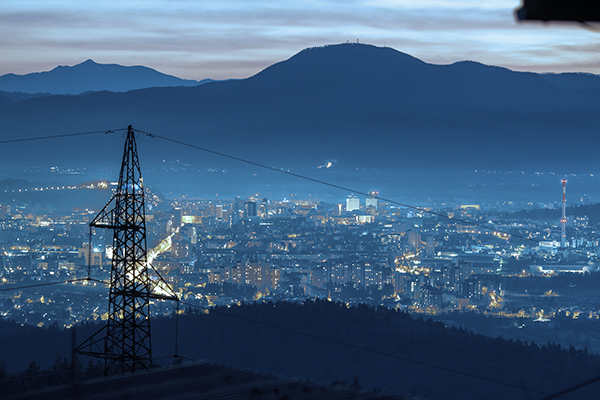 Како каблите за напојување HV, MV и LV обезбедуваат сигурна електрична дистрибуција?